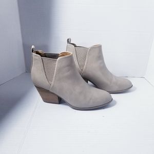 DV GRAYISH TAN ANKLE HEELED BOOTS SIZE 7